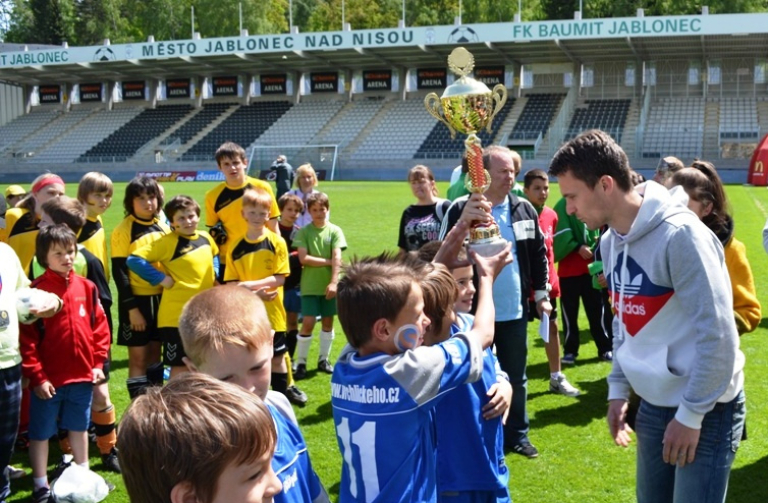 David Lafata předává cenu vítězům ze  ZŠ Vrchlického Liberec1